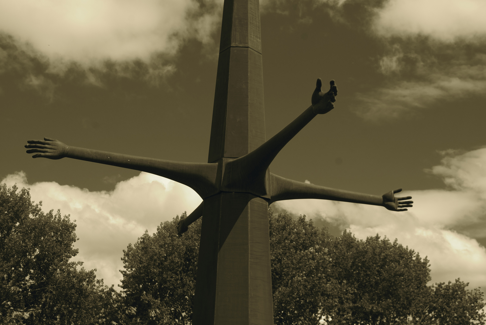 Te Rongopai (Ranginui / Sky), sculpture by New Zealand artist Brett Graham